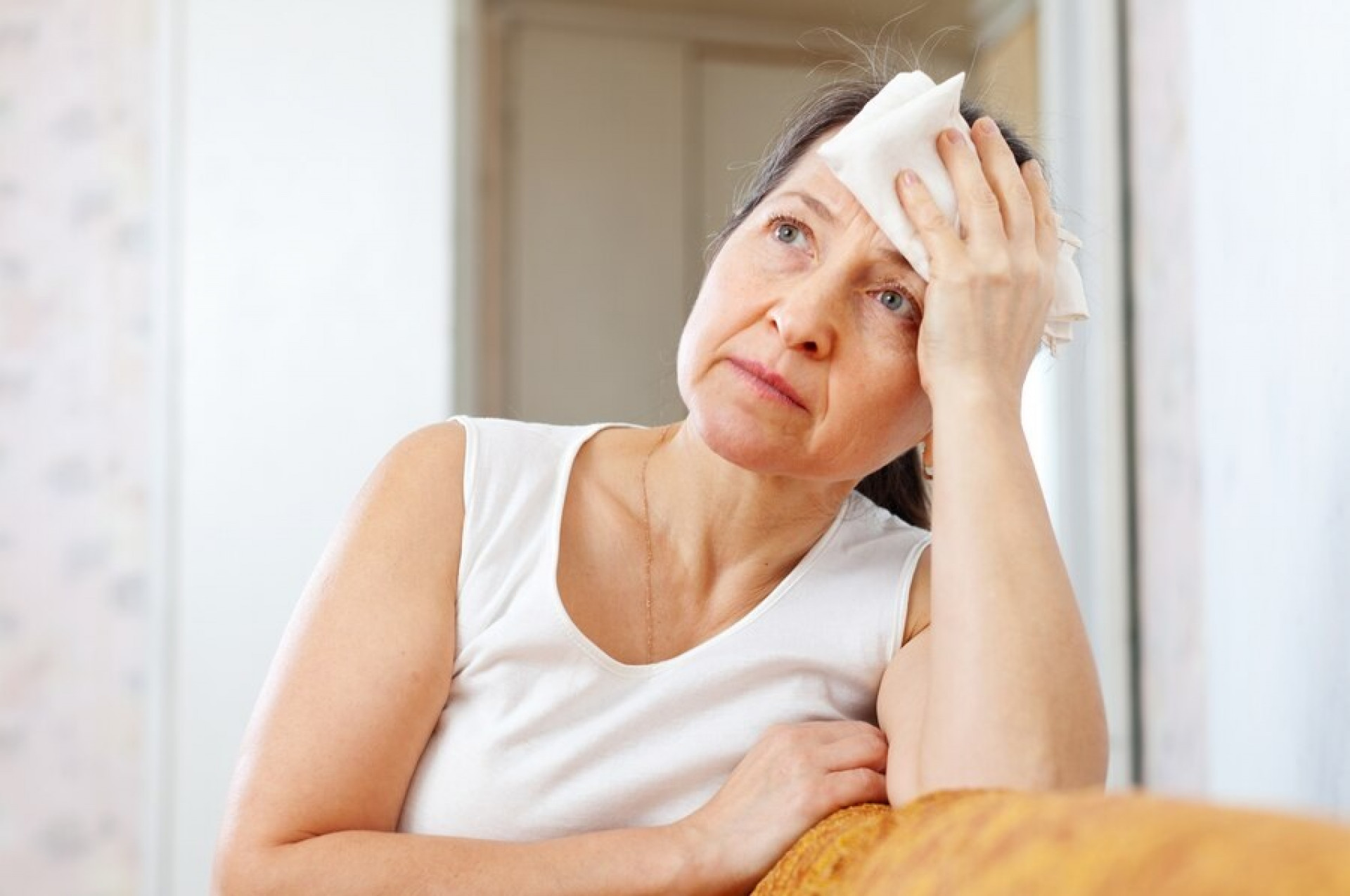 Muitas mulheres sofrem com ondas de calor repentino durante a menopausa - Freepik