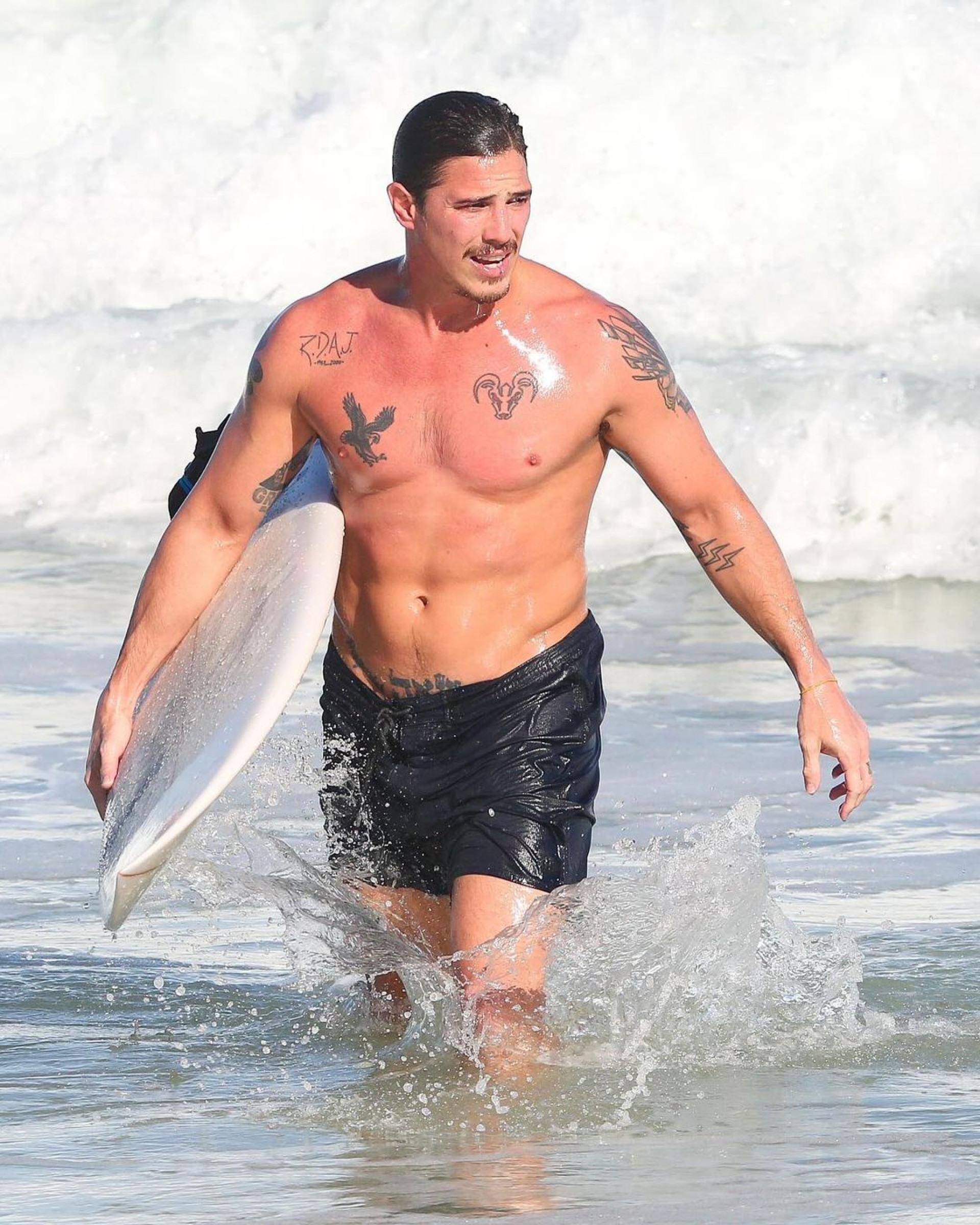 Romulo Arantes Neto surfando na praia de São Conrado, Zona Sul do Rio - Dilson Silva / AgNews