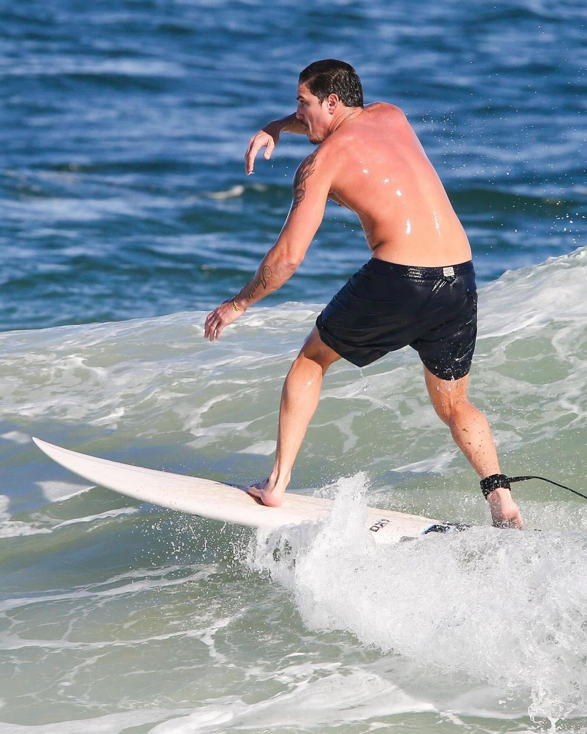 Romulo Arantes Neto mostra toda habilidade surfando - Dilson Silva / AgNews