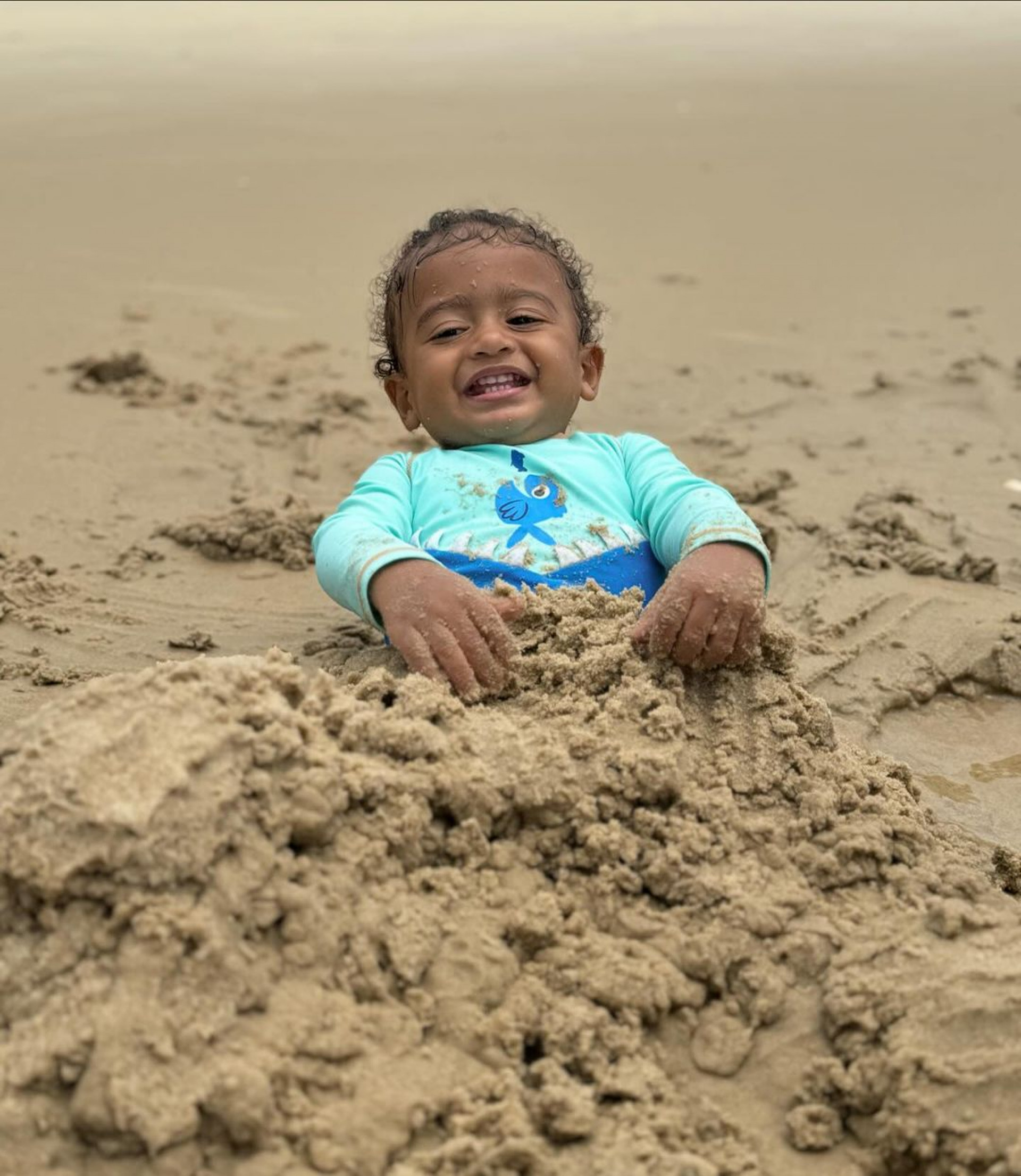 Joaquim, filho de Viviane Araújo, se diverte na praia - Reprodução/Redes sociais