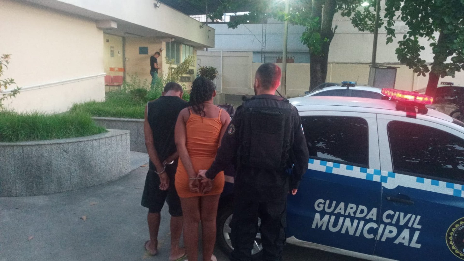 A dupla detida chegando na 54ª DP para o registro da ocorrência policial - Divulgação