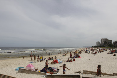 Sábado de sol atrai cariocas para a praia após semana de tempo instável