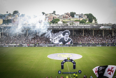 Torcida do Vasco homenageia Dinamite antes da estreia no Brasileirão