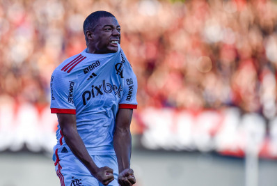 Em jogo tumultuado, Flamengo vence Atlético-GO no fim na estreia do Brasileiro