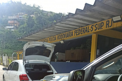 Carro furtado no Rio é recuperado pela PRF em Petrópolis