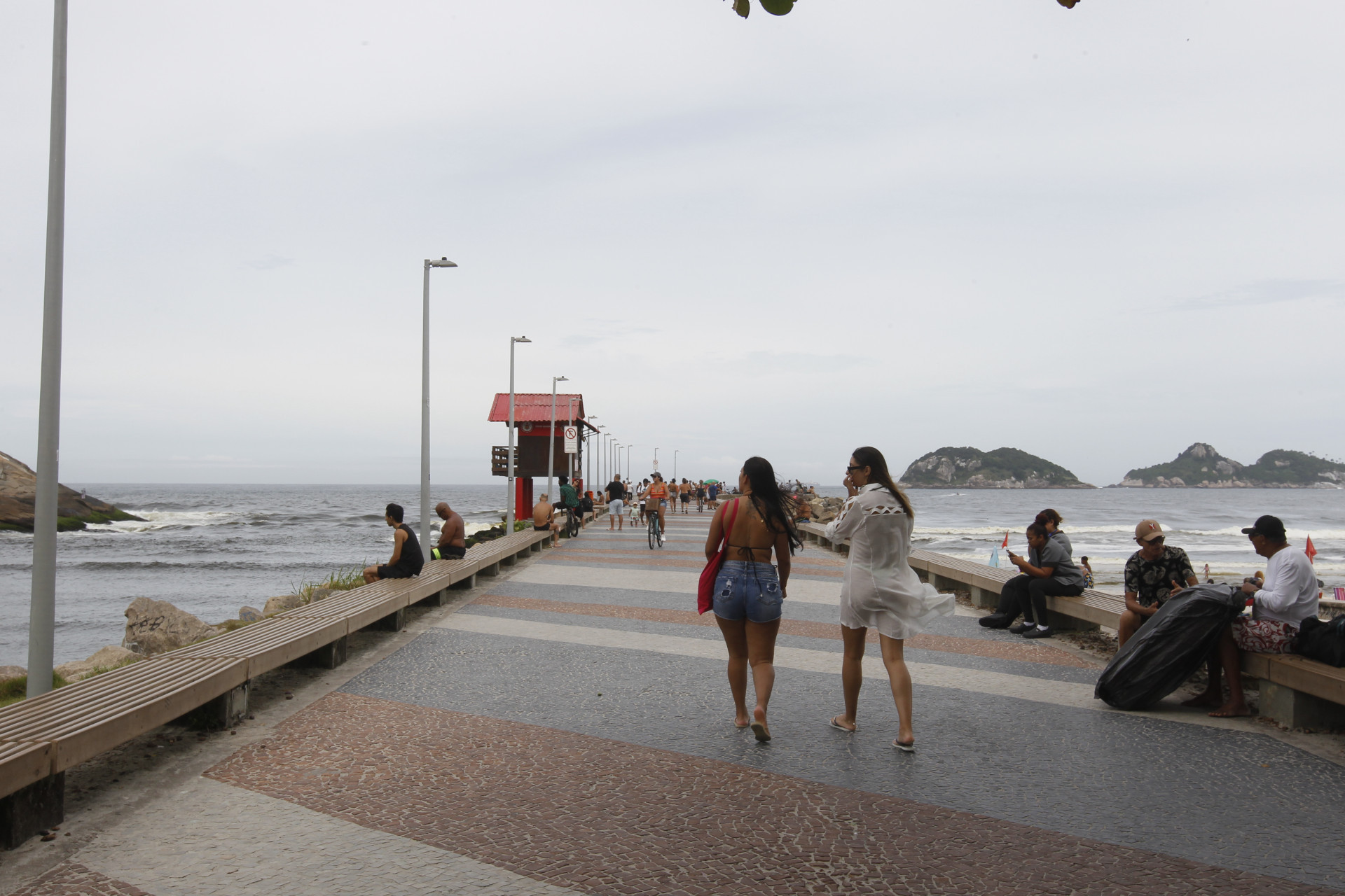 Cariocas visitaram o Quebra-Mar da Barra neste domingo (14) com tempo encoberto - Reginaldo Pimenta / Agencia O Dia