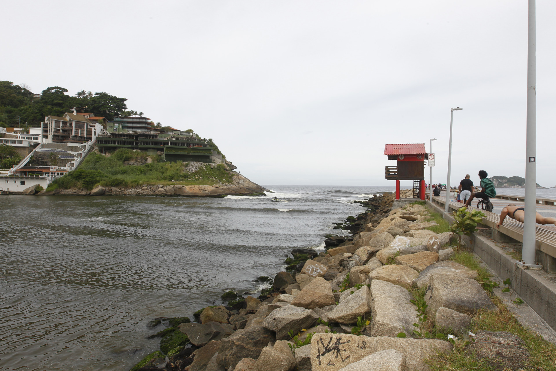 Cariocas visitaram o Quebra-Mar da Barra neste domingo (14) com tempo encoberto - Reginaldo Pimenta / Agencia O Dia