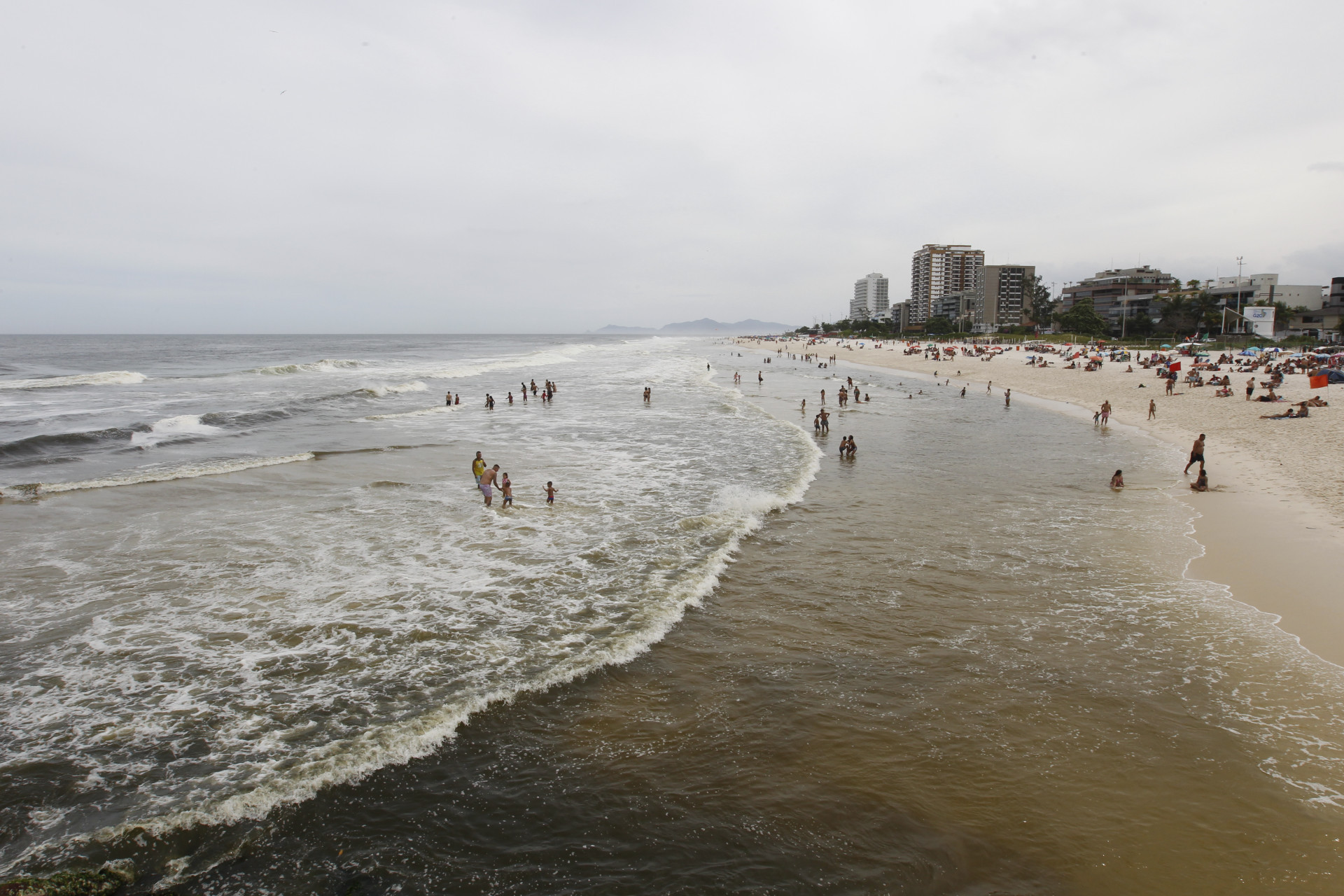 Cariocas aproveitaram mar calmo para tomar banho no mar da Barra da Tijuca - Reginaldo Pimenta / Agencia O Dia