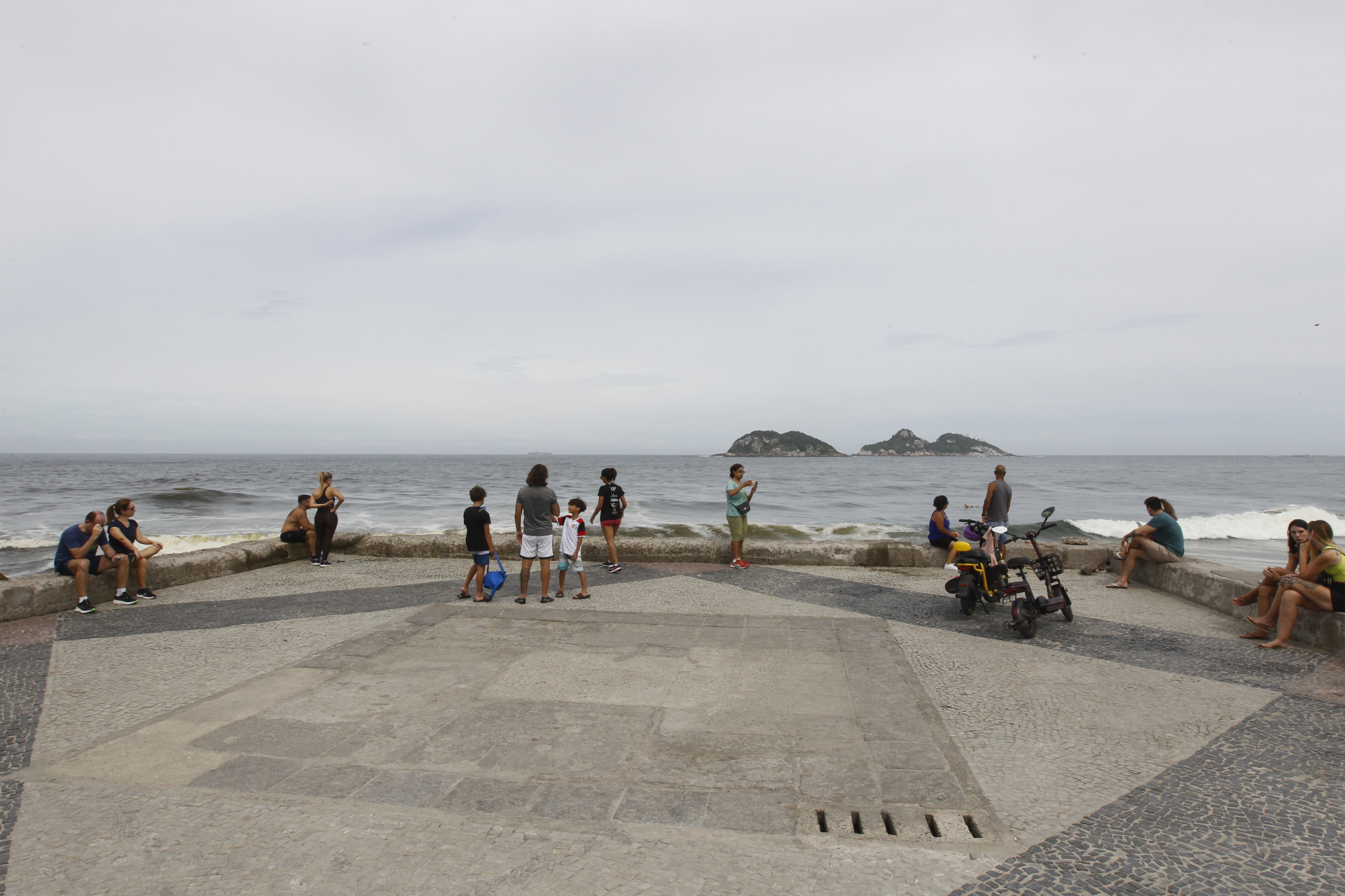 Cariocas visitaram o Quebra-Mar da Barra neste domingo (14) com tempo encoberto - Reginaldo Pimenta / Agencia O Dia