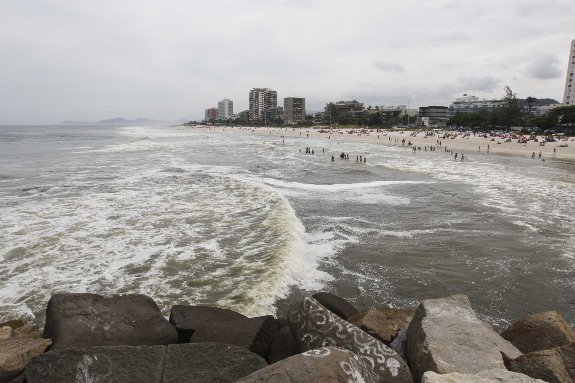 Mesmo com tempo encoberto, cariocas aproveitaram a praia da Barra da Tijuca - Reginaldo Pimenta / Agencia O Dia