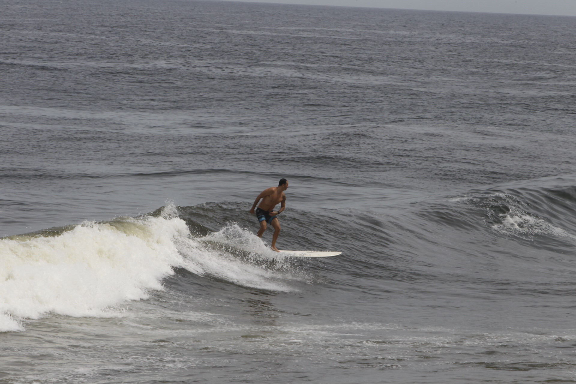 Surfistas aproveitaram ondas na praia da Barra da Tijuca neste domingo (14) - Reginaldo Pimenta / Agencia O Dia