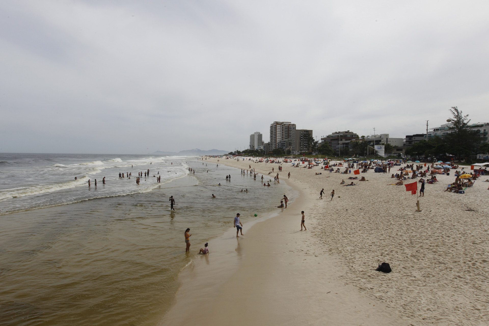 Mesmo com tempo encoberto, cariocas aproveitaram a praia da Barra da Tijuca - Reginaldo Pimenta / Agencia O Dia