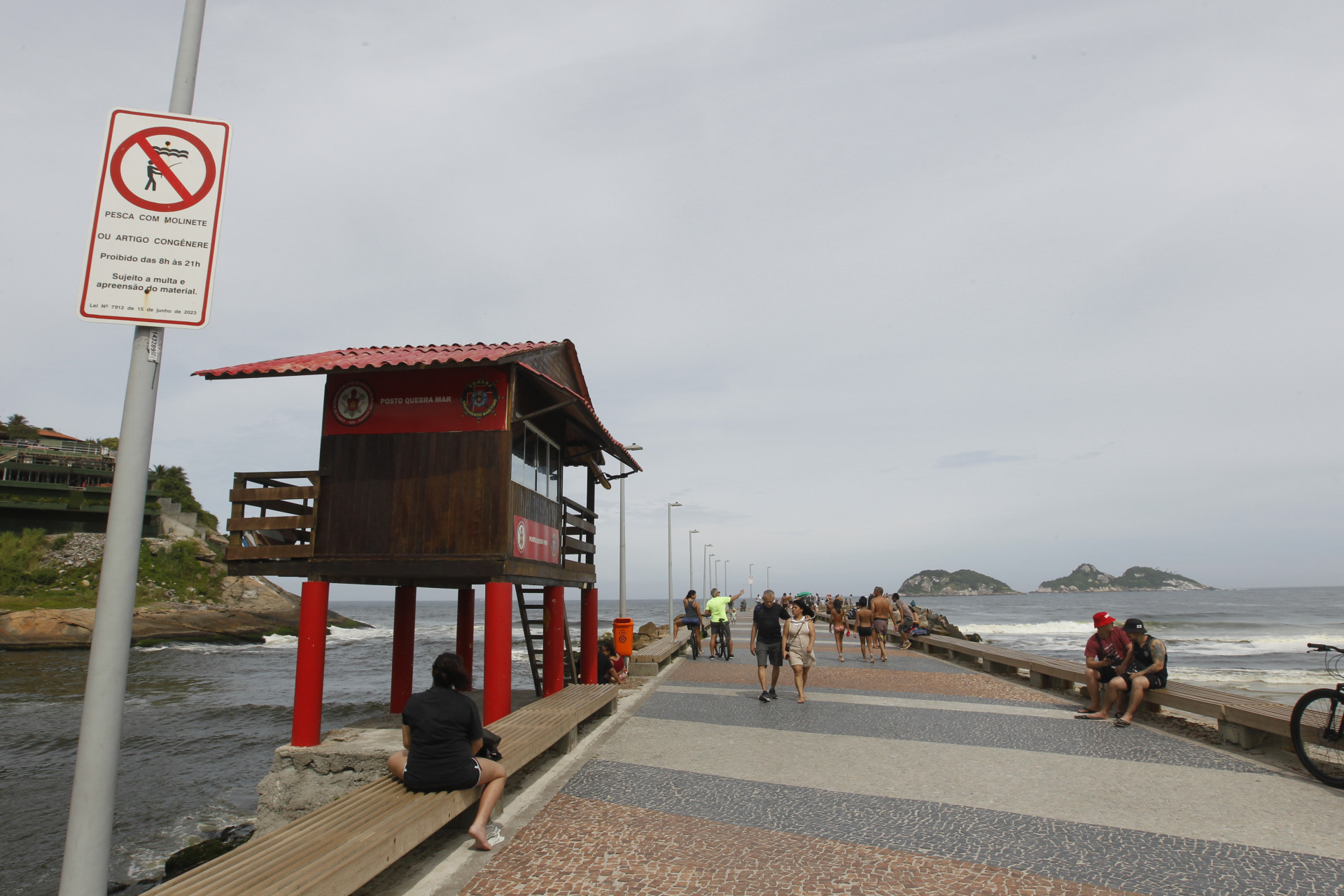 Cariocas visitaram o Quebra-Mar da Barra neste domingo (14) com tempo encoberto - Reginaldo Pimenta / Agencia O Dia