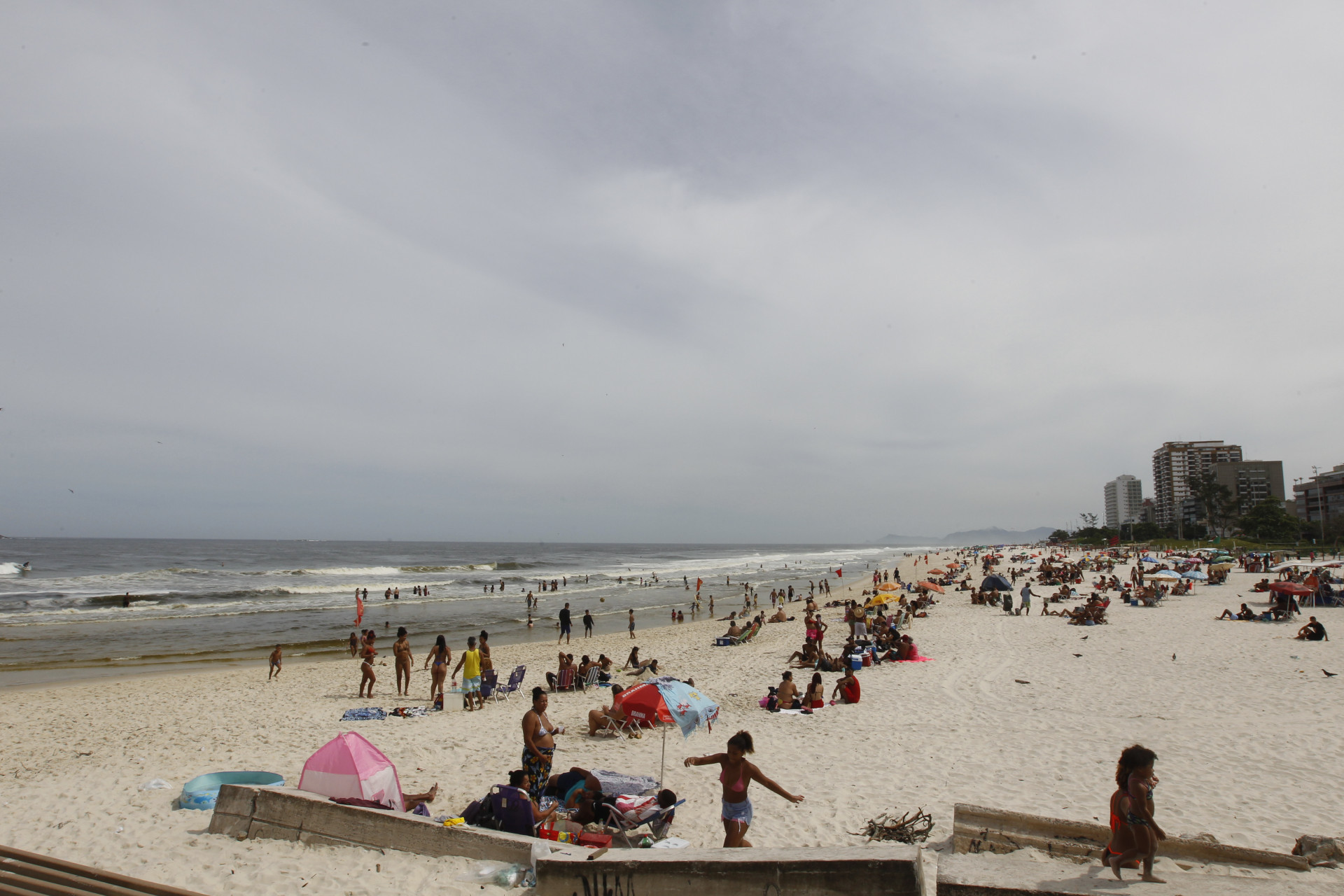 Mesmo com tempo encoberto, cariocas aproveitaram a praia da Barra da Tijuca - Reginaldo Pimenta / Agencia O Dia
