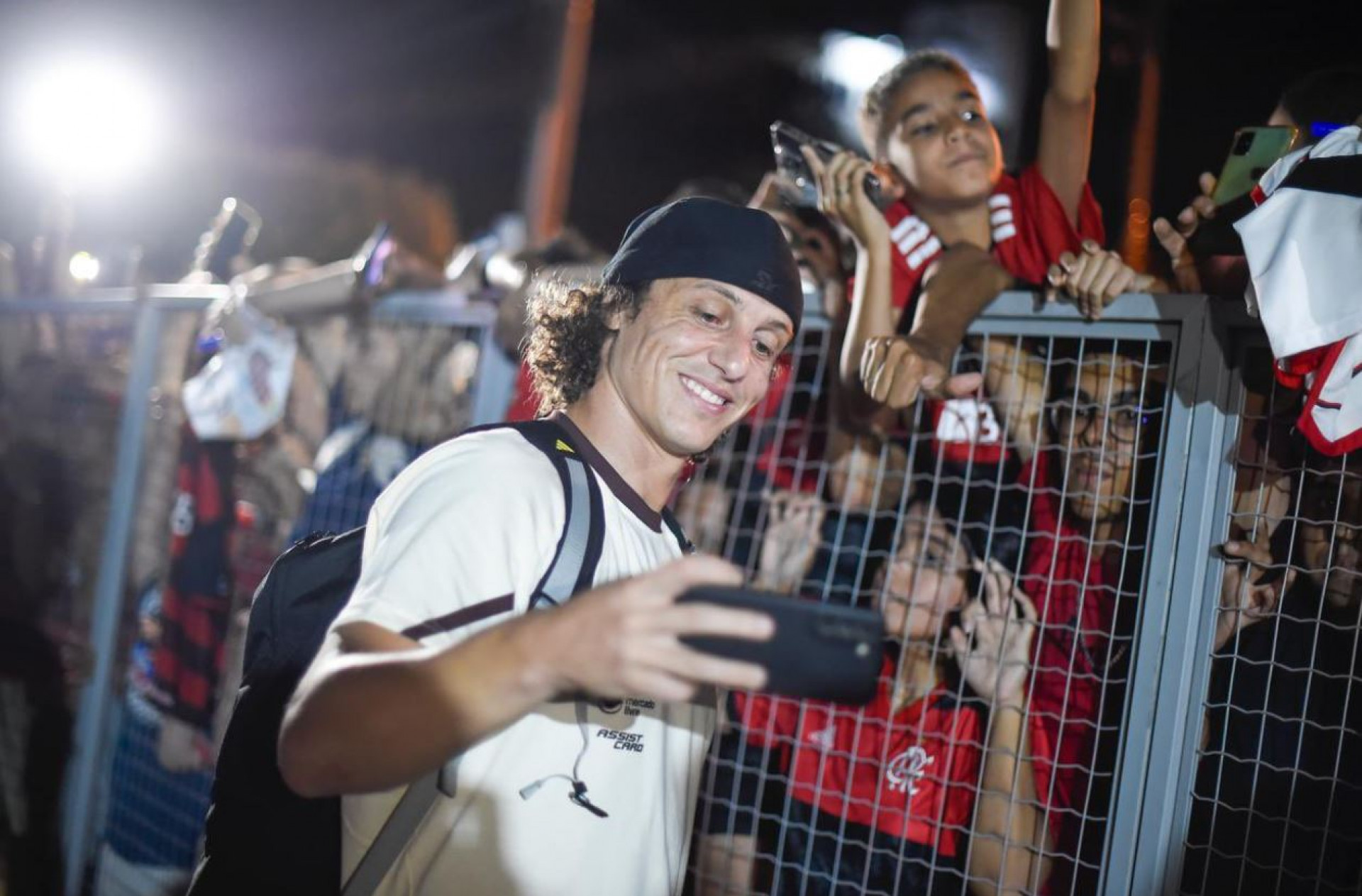 David Luiz atende a torcedores do Flamengo na chegada em Goiânia - Marcelo Cortes /CRF