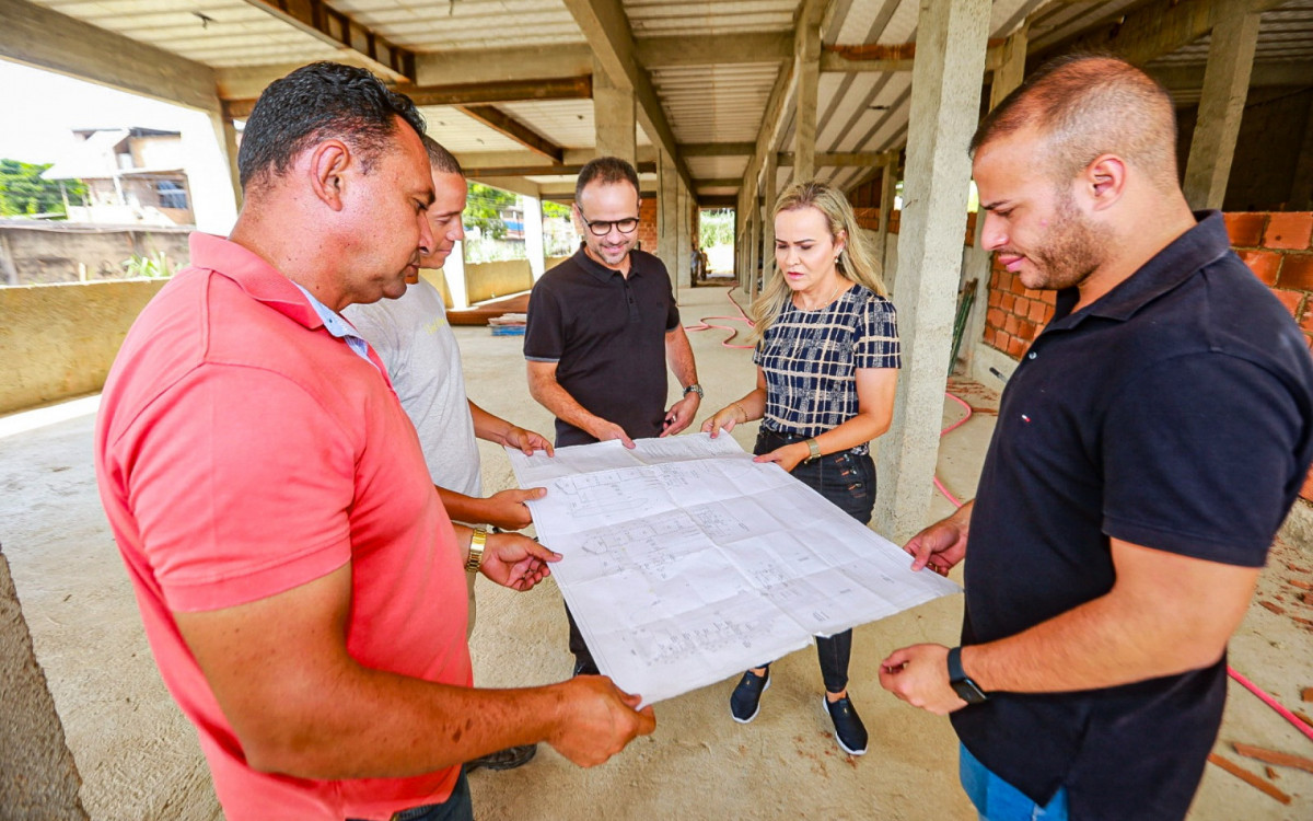 Representantes da empresa conferem a planta juntamente com o secretário Denis Macedo, a deputada Daniela do Waguinho e o secretário Matheus Carneiro