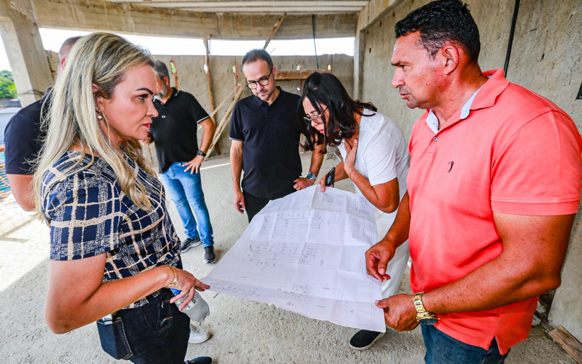 A deputada federal e primeira-dama Daniela do Waguinho acompanha os detalhes da obra