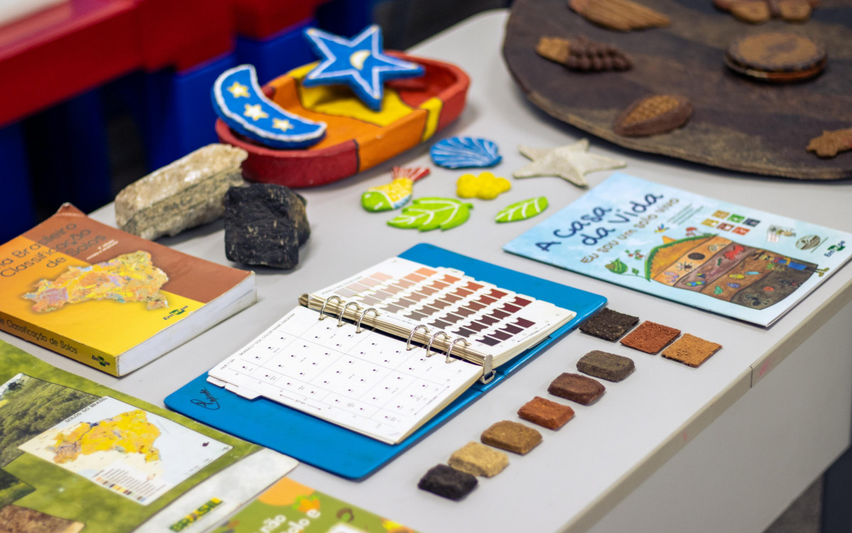 Durante a palestra, o engenheiro agrônomo abordou a origem dos solos, sua formação, diversidade e a importância desses recursos para a vida humana