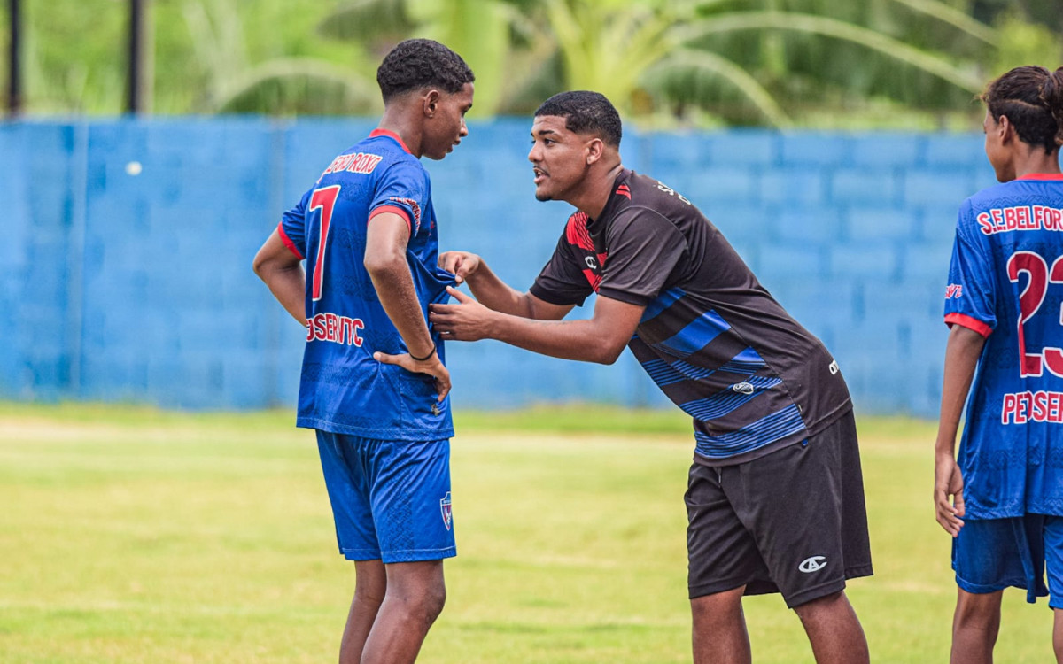 Técnico David Fernandes dando instruções ao autor do hat-trick, Kauê Viana