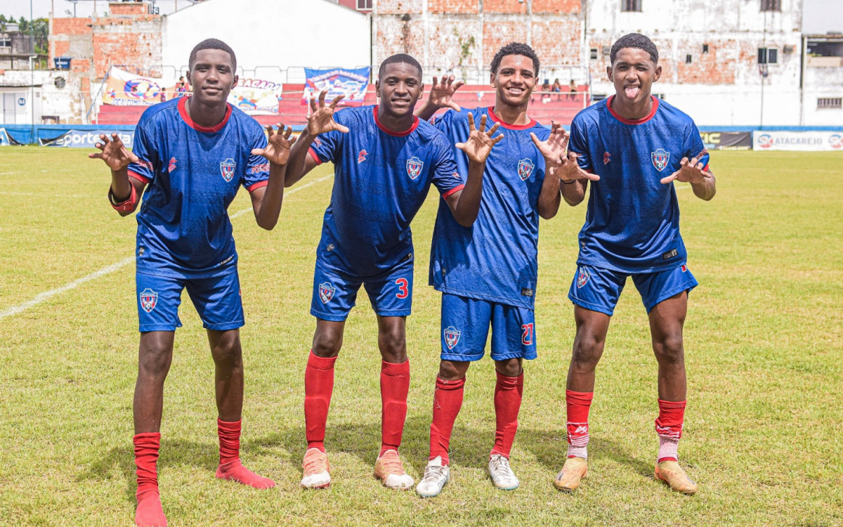 Autor do segundo gol, o meia Ryan (E); o zaqueiro, Crisllan; o autor do último gol, o meia Miguel e o autor do hat trick, o meia atacante kauê Viana