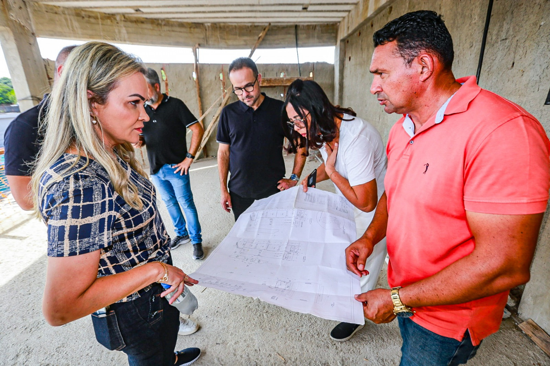 A deputada federal e primeira-dama Daniela do Waguinho acompanha os detalhes da obra - Rafael Barreto/PMBR