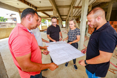 Primeira-dama e secretários de Belford Roxo vistoriam obras de escola padrão