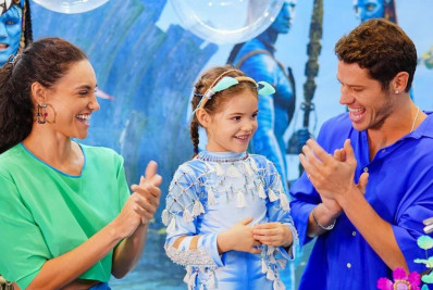 Débora Nascimento e José Loreto se reúnem em aniversário da filha