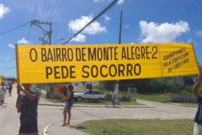 Moradores do Monte Alegre 2, em Cabo Frio, protestam contra o abandono do bairro