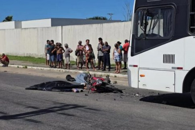 Motociclistas em fuga após disparos de arma de fogo morrem em colisão com ônibus no Tangará, em Cabo Frio