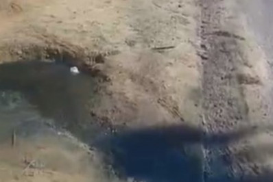 Vazamento de esgoto causa indignação em moradores do Jardim Esperança, em Cabo Frio