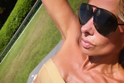 Adriane Galisteu posa de biquíni e recebe elogios: 'Musa'