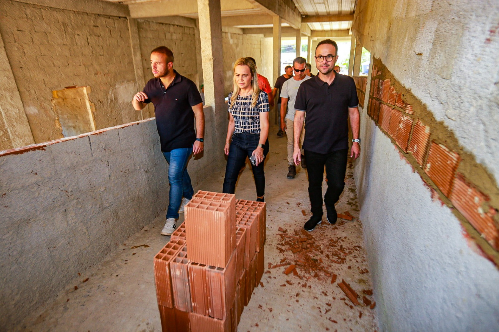 Secret&aacute;rio Matheus Carneiro, deputada federal Daniela do Waguinho e secret&aacute;rio Denis Macedo percorreram todo o pr&eacute;dio onde funcionar&aacute; a escola - Rafael Barreto/PMBR