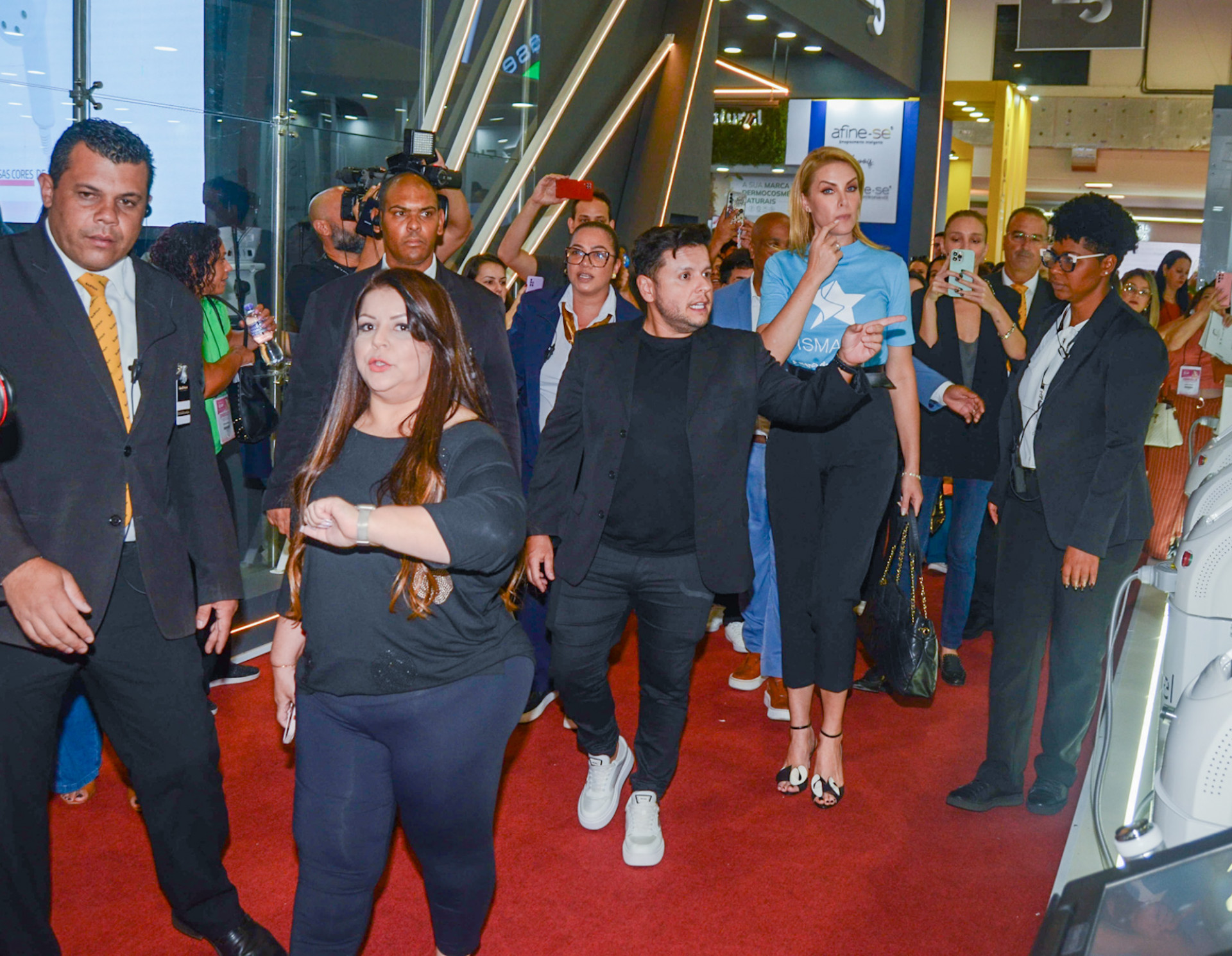 Ana Hickmann é tietada em shopping paulista - Araujo / Agnews