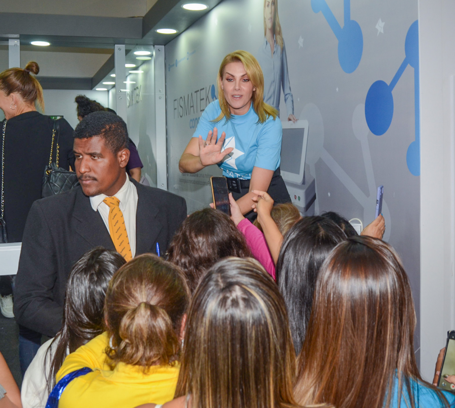 Ana Hickmann é tietada em shopping paulista - Araujo / Agnews