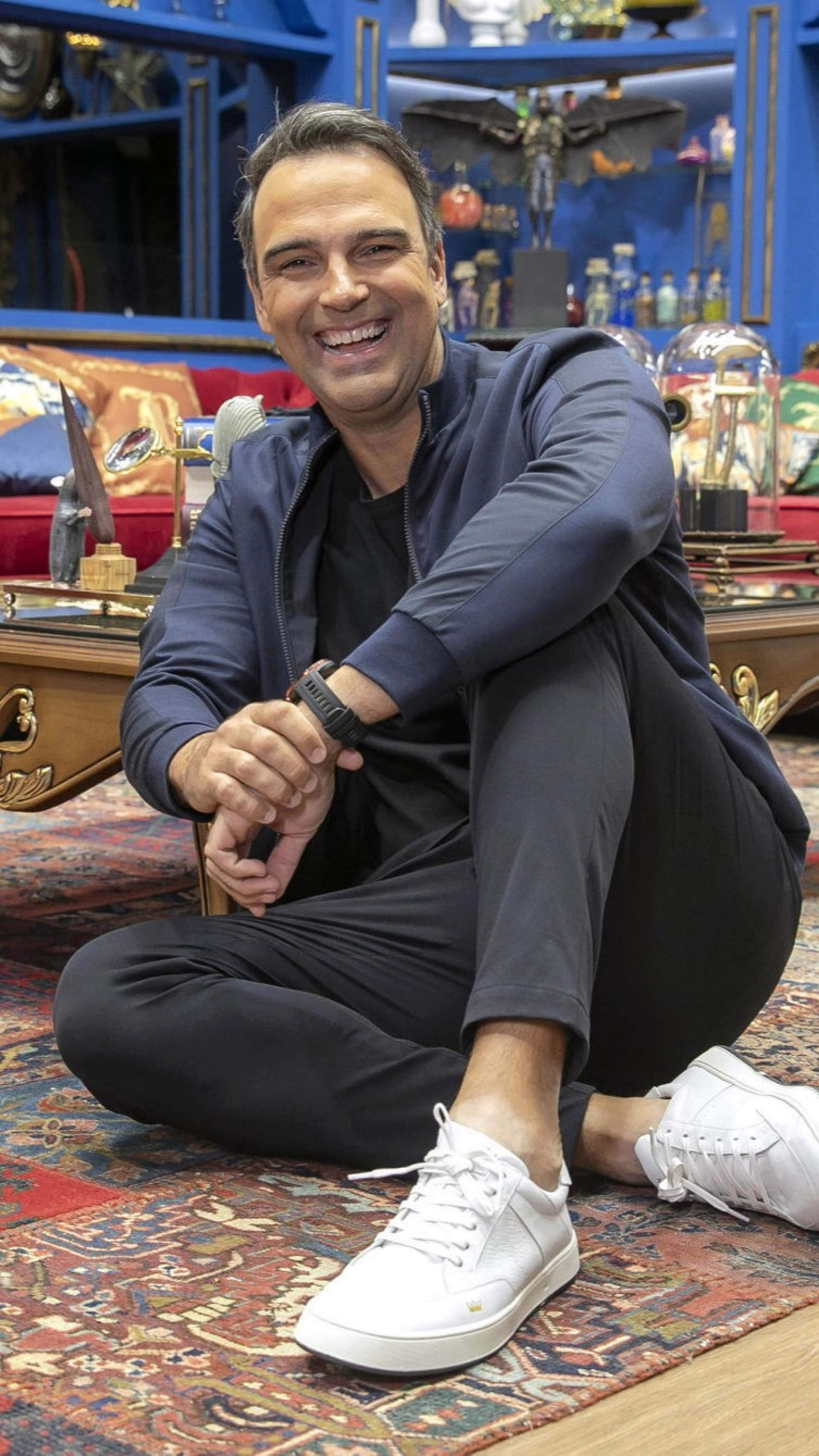Tadeu Schmidt, apresentador do 'BBB 24', celebrou os tr&ecirc;s anos &agrave; frente do reality show e revelou estar ansioso para a final
 - TV Globo / Manoella