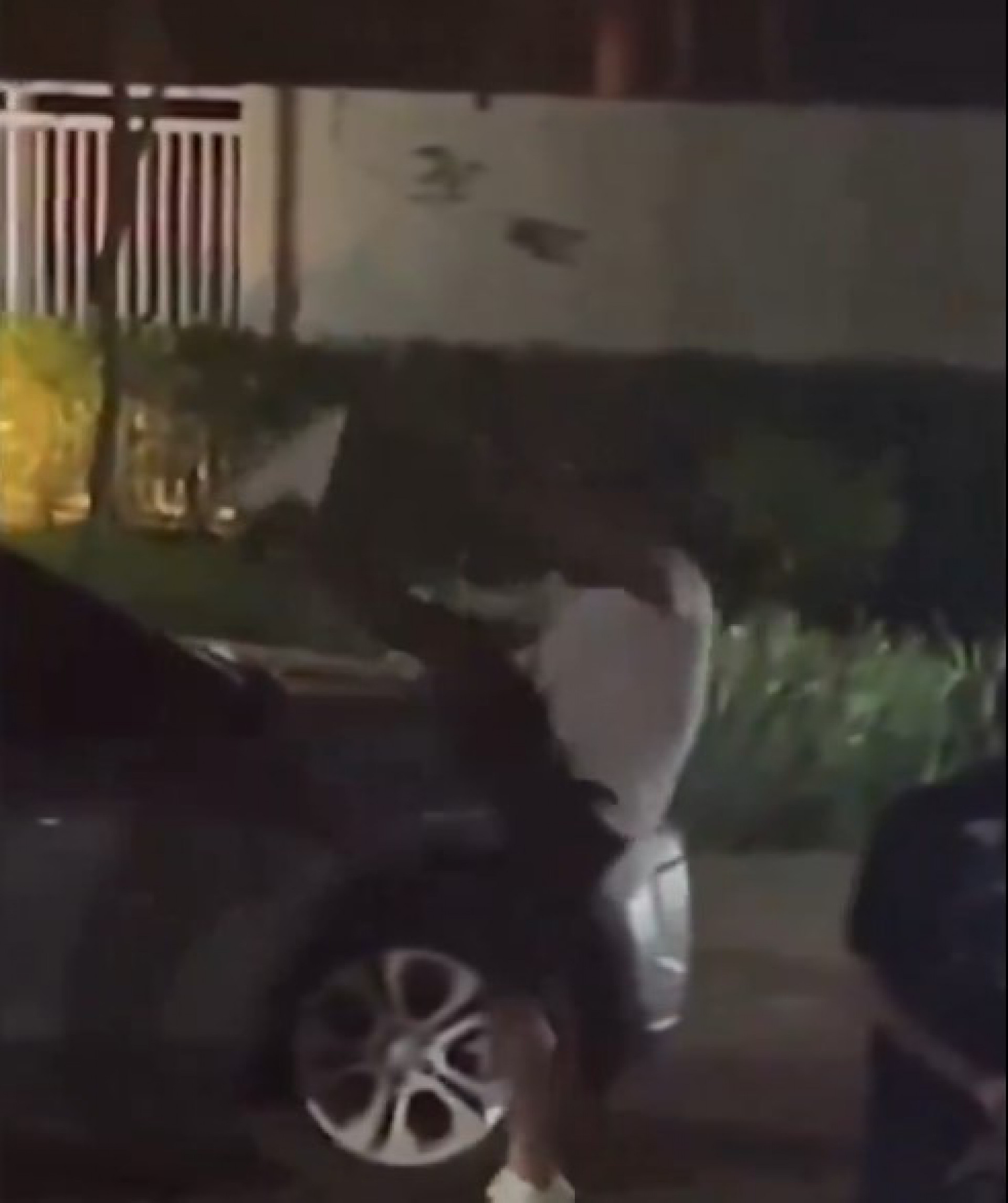 Carlos Alberto chuta retrovisor de carro em estacionamento de condomínio onde vive