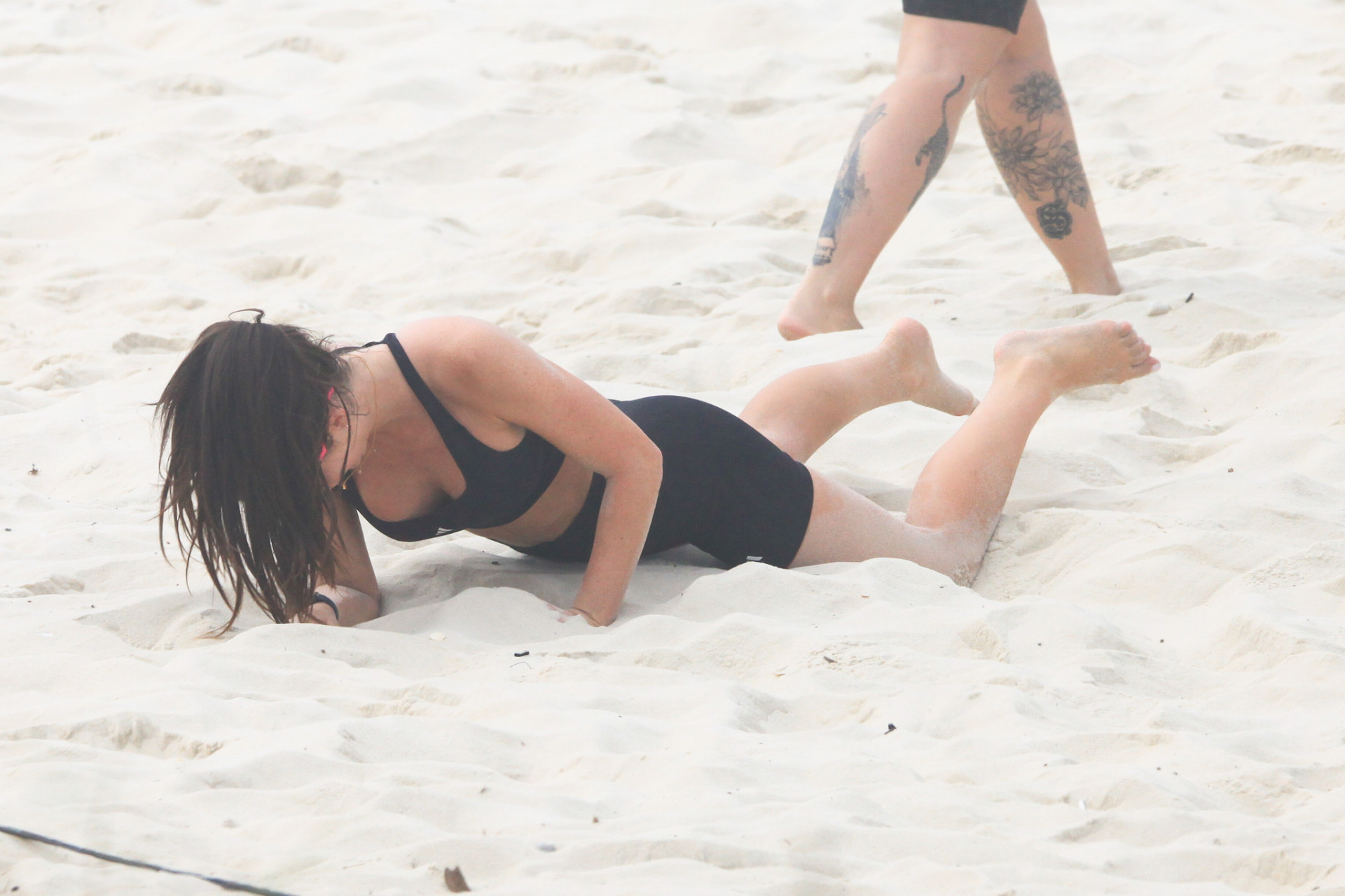 Jade Picon pratica futevôlei em praia do Rio - Fabrício Pioyani / Agnews