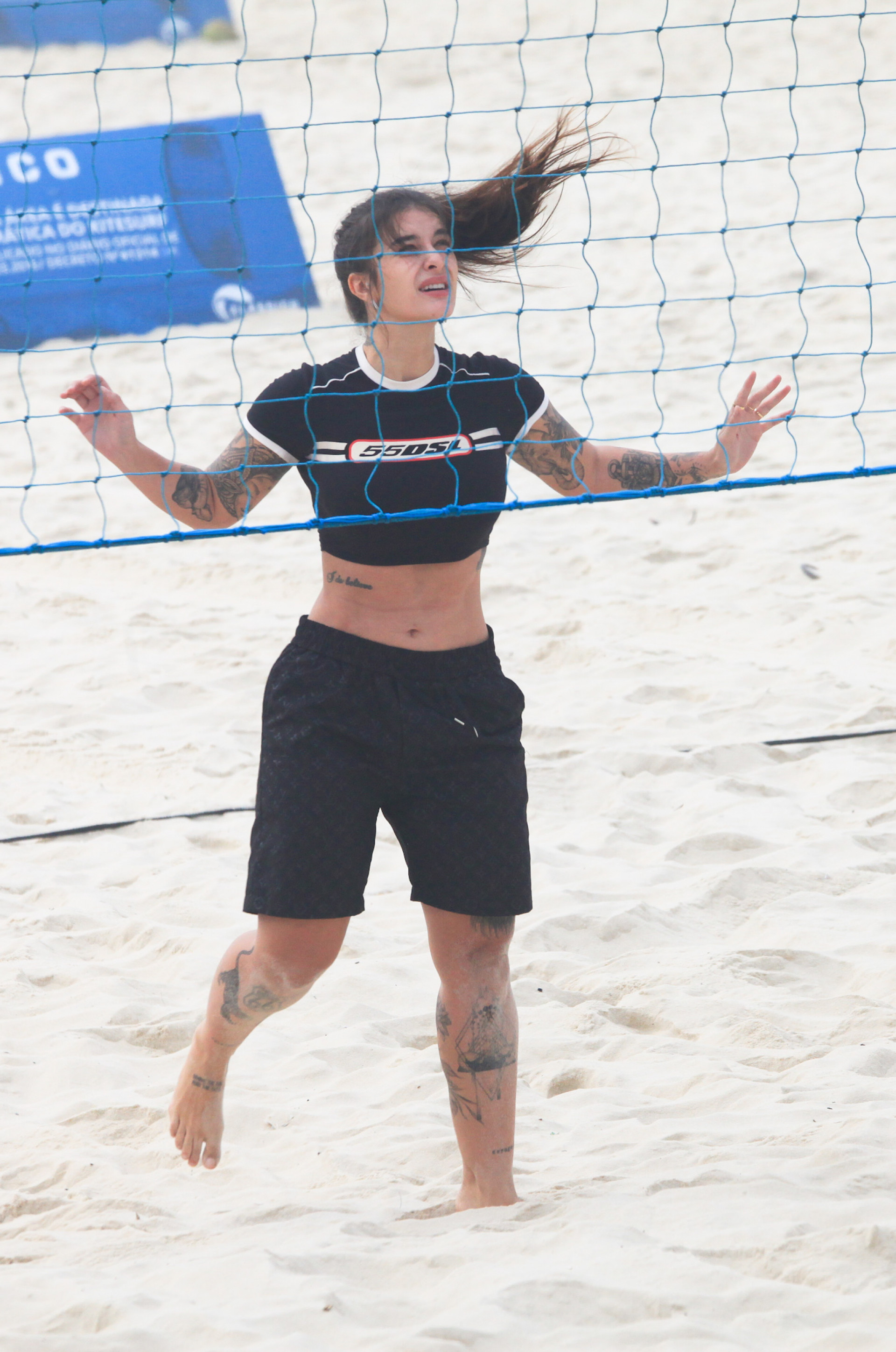 Bárbara Labres pratica futevôlei em praia do Rio - Fabrício Pioyani / Agnews