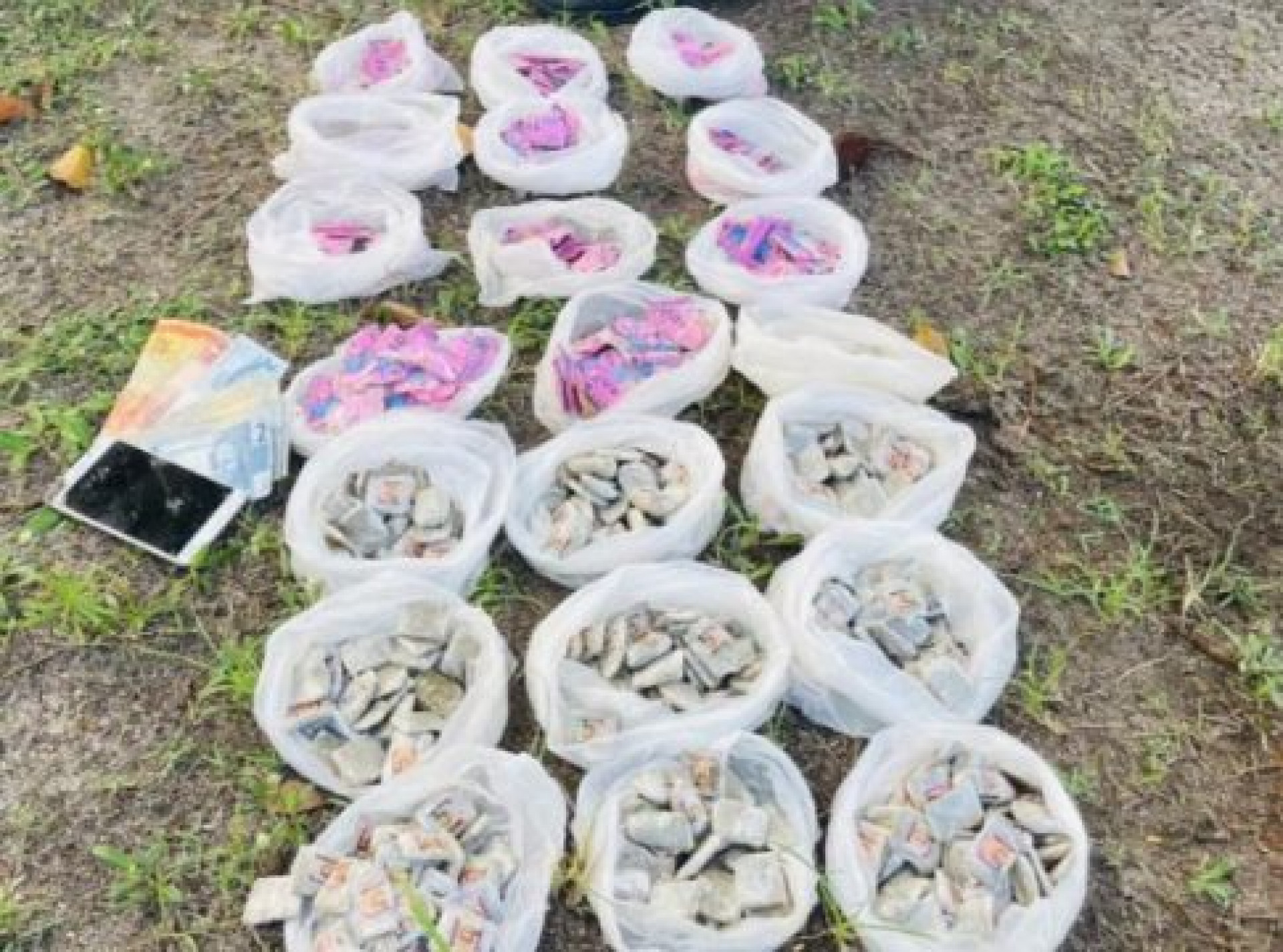 Um telefone celular, R$40 em dinheiro, 40 trouxinhas de maconha e cinco cápsulas de cocaína