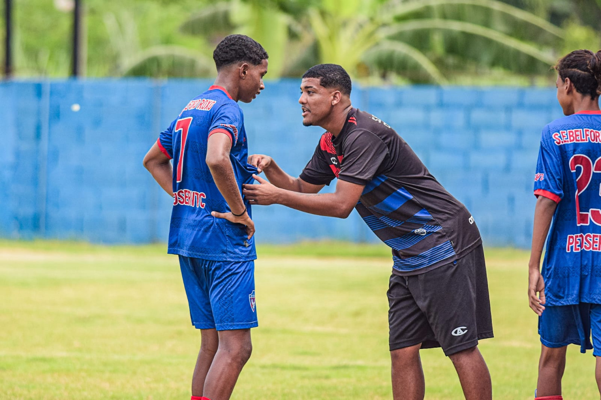 T&eacute;cnico David Fernandes dando instru&ccedil;&otilde;es ao autor do hat-trick, Kau&ecirc; Viana - Isaac Tim&oacute;teo / SEBR