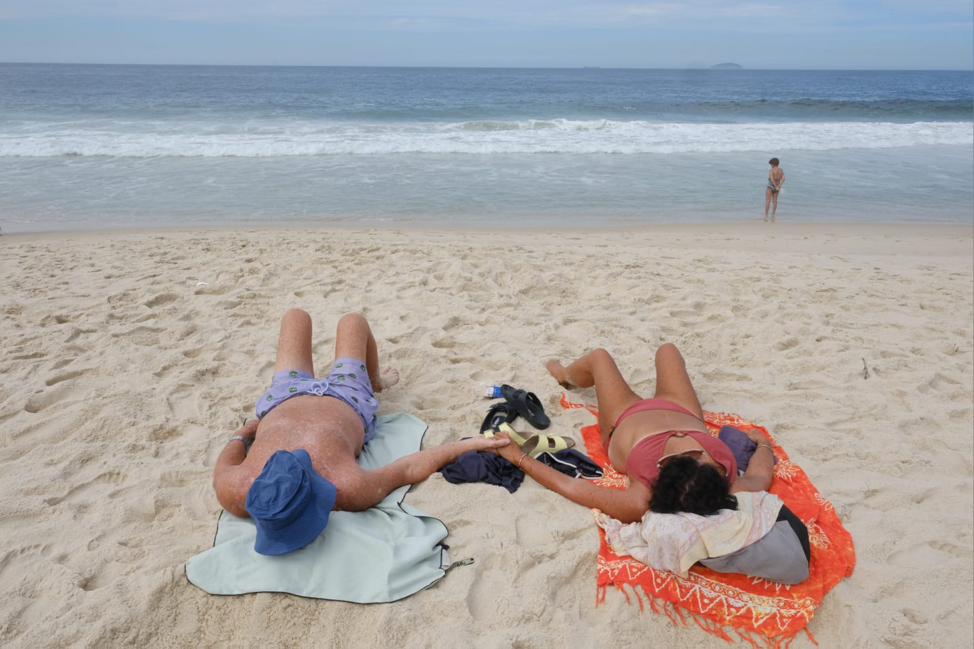 Sem chuva, casal aproveitou a manhã em Copacabana  - Pedro Ivo / Agência O Dia