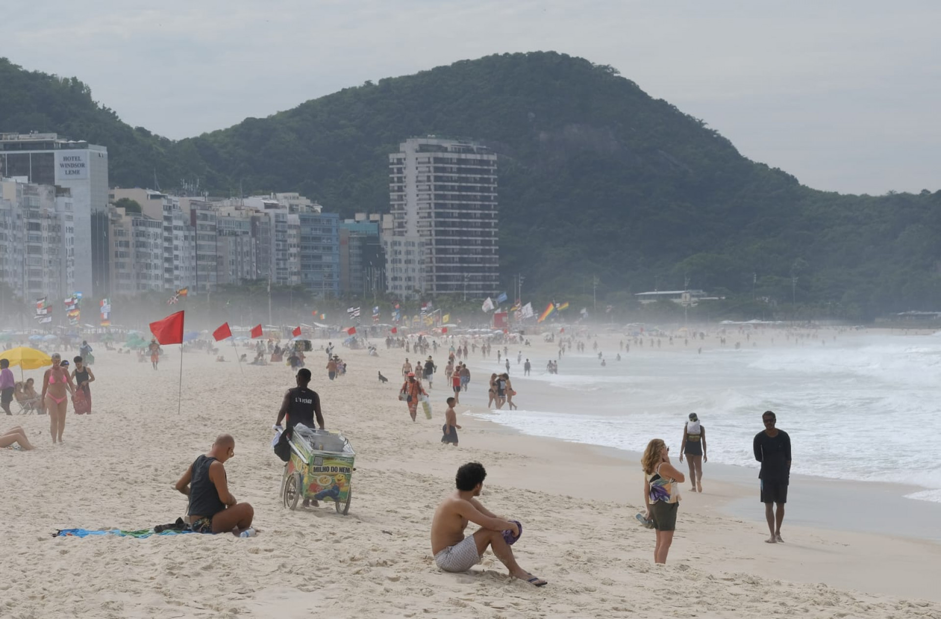 Nebulosidade não espantou banhistas da praia  - Pedro Ivo / Agência O Dia