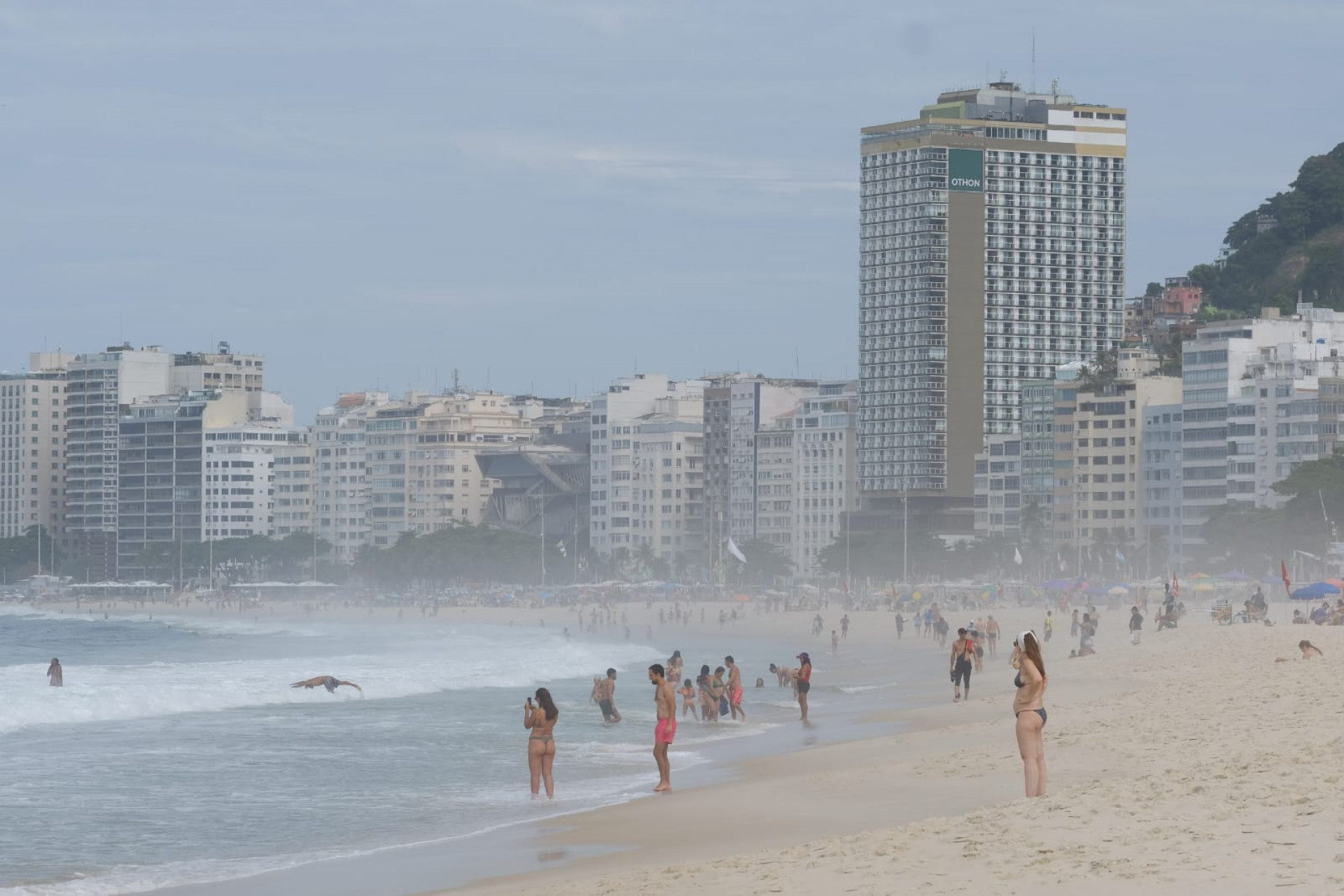 Pela manhã, cariocas aproveitaram a praia de Copacabana  - Pedro Ivo / Agência O Dia