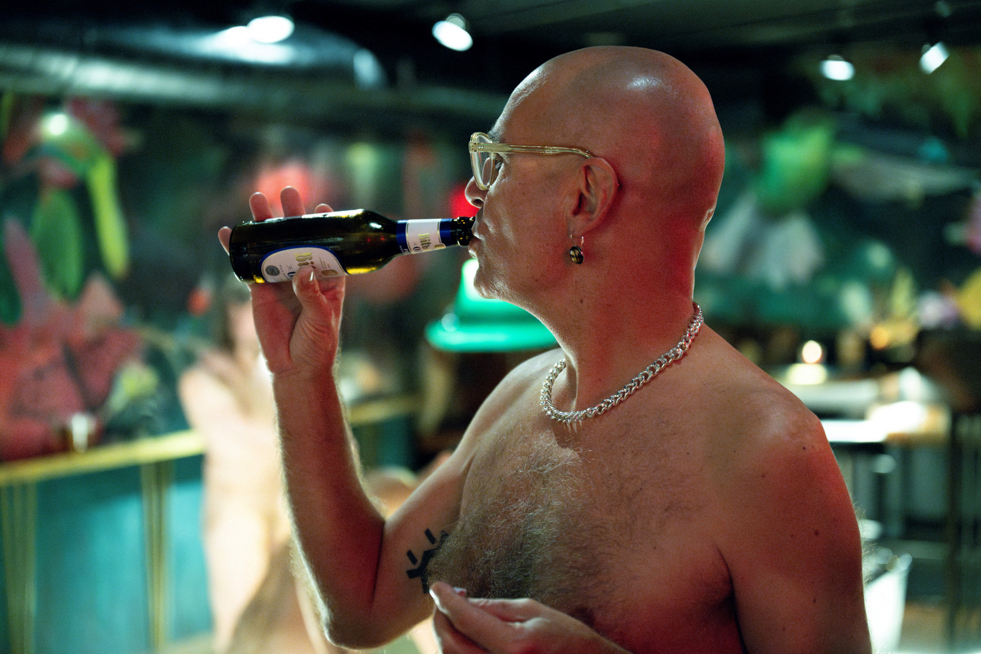 Cliente bebe sem roupa - AFP