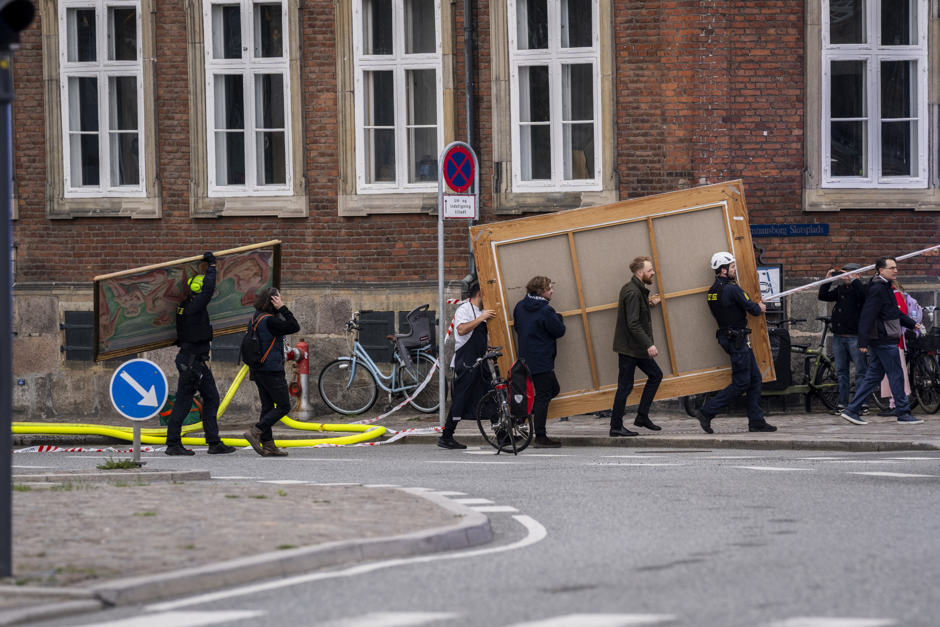 Pessoas tiram pinturas do edifício no início das chamas - AFP