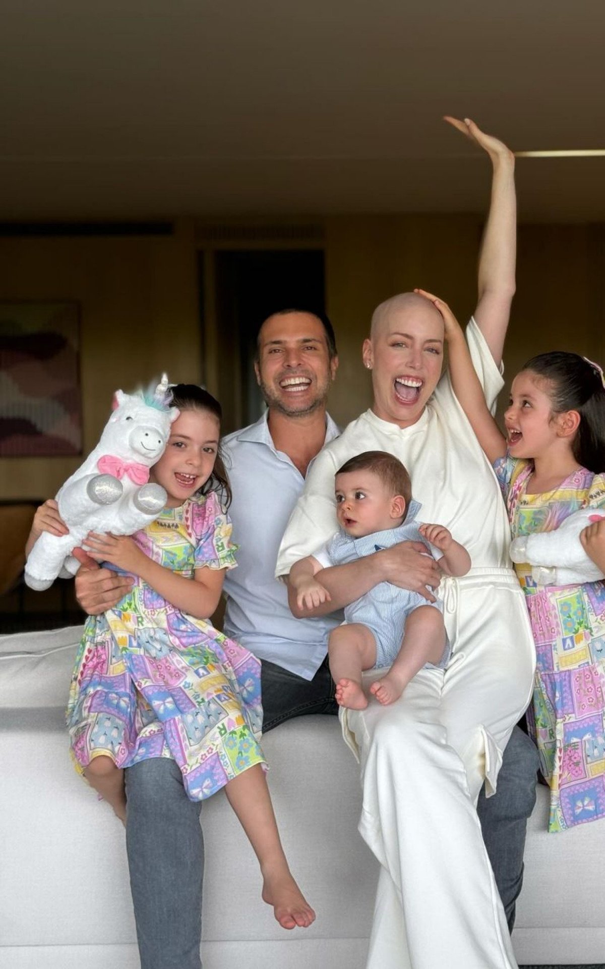 Fabiana Justus posa com o marido e os filhos em casa após receber alta do hospital - Reprodução/Instagram