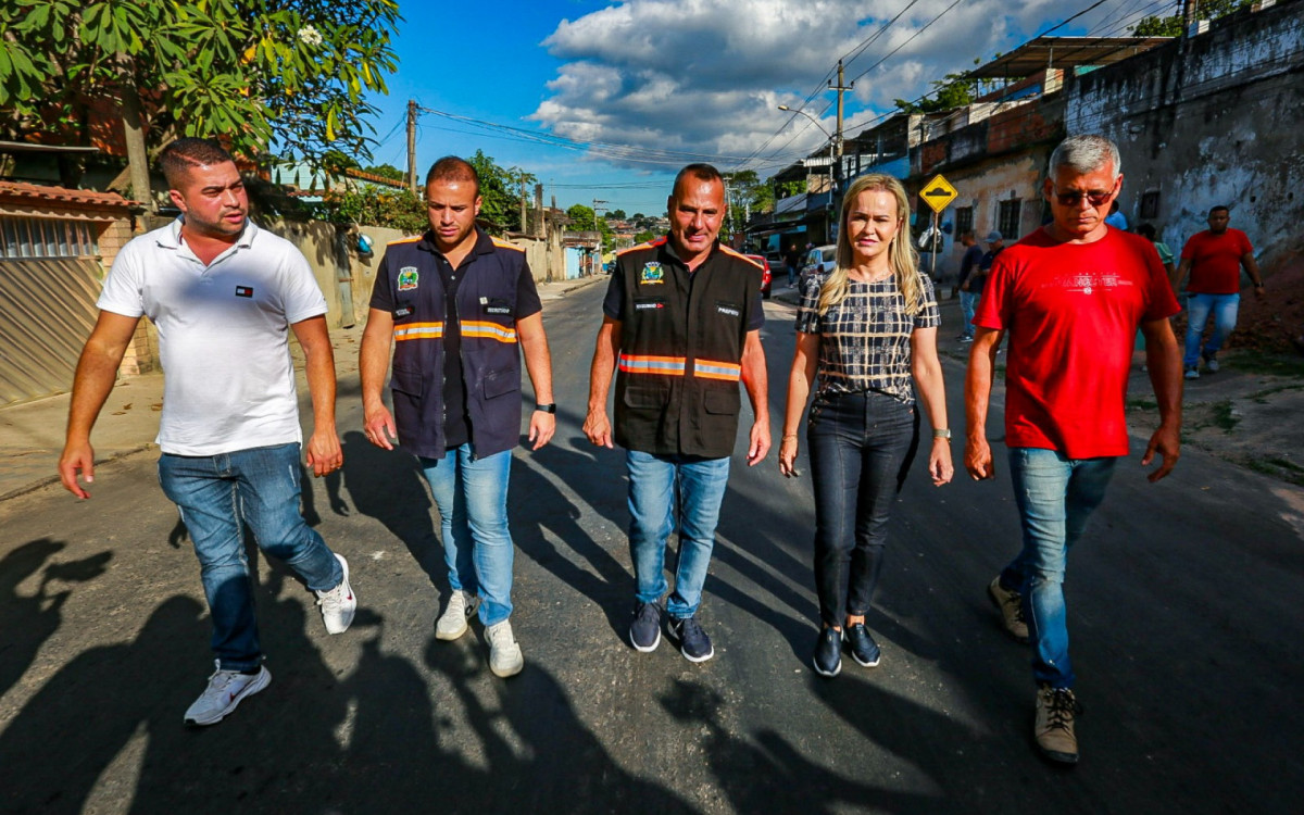 Prefeito Waguinho (terceiro da esquerda para a direita), acompanhado pela deputada Daniela do Waguinho e pelo secretário Matheus Carneiro, percorreu a Estrada Marcovaldi