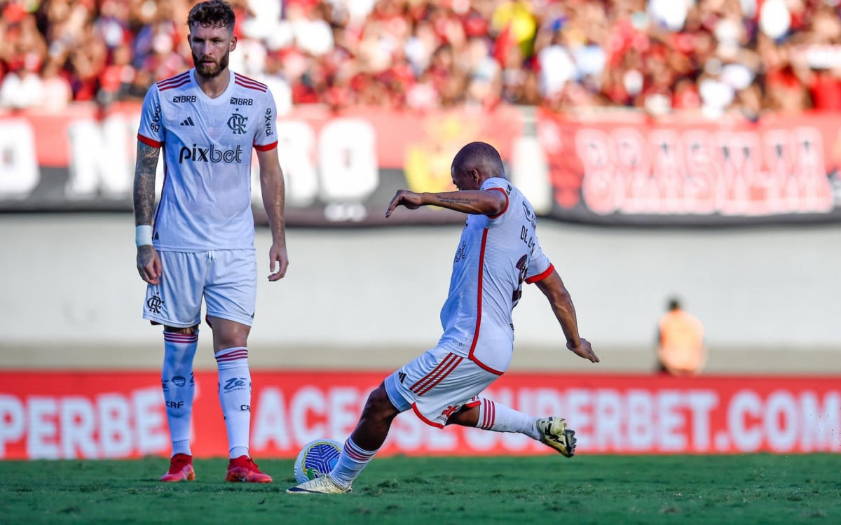 De La Cruz marcou golaço de falta pelo Flamengo