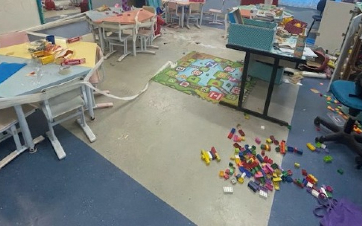 Diversos objetos foram destruídos durante invasão de criminosos a escola em Sepetiba