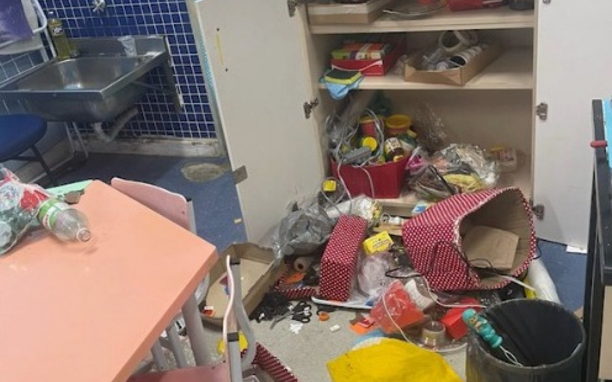 Diversos objetos foram destruídos durante invasão de criminosos a escola em Sepetiba